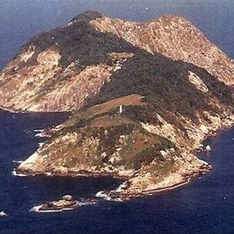 https://assets.atlasobscura.com/media/W1siZiIsInVwbG9hZHMvcGxhY2VfaW1hZ2VzLzU1M2U5ODBkMDhjOGE3MDYwOF9JbGhhX2RhX1F1ZWltYWRhX0dyYW5kZV8tX0l0YW5oYWXMgW0yLmpwZyJdLFsicCIsInRodW1iIiwieDM5MFx1MDAzZSJdLFsicCIsImNvbnZlcnQiLCItcXVhbGl0eSA5MSAtYXV0by1vcmllbnQiXV0/Ilha_da_Queimada_Grande_-_Itanhae%CC%81m2.jpg